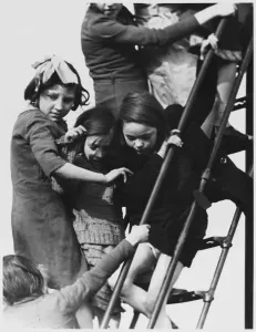 1950er Jahre Kindheit Drucke: Warteschlange vor dem Präsentationsbildschirm
