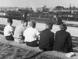 Drucke von Junge Eisenbahnfotografen in Newton Abbot, Devon, England. Auf der Plattform ist das königliche Herz mit dem britischen Dampflokomotor 'Dragon' vorne Vereinigtes Königreich Drucke: Junge Eisenbahnfans