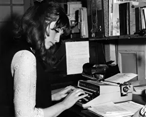 Office Work Attire Drucke: 1960S TYPIST