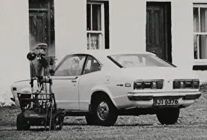 Drucke von Ein von drei Fotos zeigend das EOD der britischen Armee bei einer kontrollierten Explosion eines gestohlenen Datsun 120Y im Bezirk Omagh in einem Jahr, dem die Unruhen in Nordirland begannen Grafschaft Tyrone Drucke: Sprengstoffsabotage 321, Königlich Armee Munitionsdienst