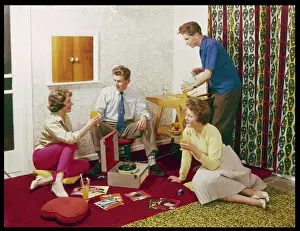 Drucke von Vier elegante Jugendliche trinken Cocktails um einen Schallplatenspieler herum Historische Modetrends Drucke: Sechziger-Jahre-Spielen