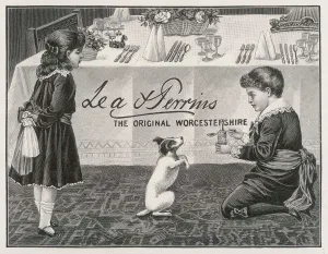 Drucke von Zwei Kinder locken einen kleinen Hund mit einer Löffel von Lea und Perrin's ursprünglicher Worcester-Sauc Worcestershire Drucke: Worcestersatzwerbung