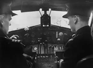 Drucke von Der Kapitän und der erste Offizier auf dem Flugdeck des D.H. 91 Albatross Frobisher-Klasse-Flugzeuges. Datum: 1938 Verwandte Bilder Drucke: Flugzeugpiloten