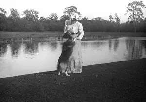 Buckinghamshire Drucke: Amy Swithinbank (geboren Eno) mit Flora die Hündin in Denham