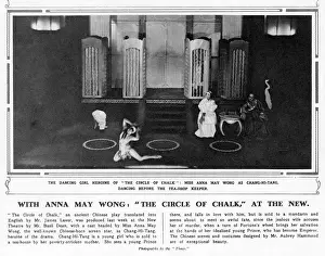 Drucke von Anna May Wongs spielt als Chang-Hi-Tang vor dem Teehausbesitzer in The Circle of Chalk, einem alten chinesischen Gedicht von James Laver und im New Theatre in London uraufgeführt wurde Theater Drucke: Anna May Wong im Kreis aus Bleistift
