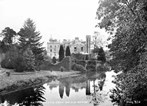 Drucke von Das Schloss von Antrim aus dem alten Brücke - eine landschaftliche Aussicht nach unten zum Fluss zur Burg. Ort: Nordirland, Grafschaft Antrim, Antrim. Datum: um frühes Jahrhundert (ca.) 1900er Jahre Historische Schlösser Drucke: Tronburg Schloss vom alten Brücke