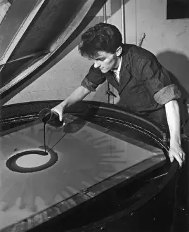 Heinz Zinram Photography Drucke: Applying ink to a screen