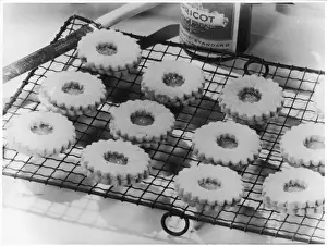 Baking Tray Desserts Drucke: Apricot Jam Biscuits