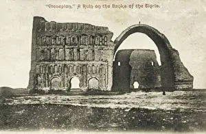 Drucke von Die riesige halbhohe Halle (die Taq Kisra ) in Ktesiphon, einer antiken parthischen Stadt südöstlich der heutigen Bagdad . Sie wird traditionell als Palast von Chosrows I anerkannt Irak Drucke: Die Arkade von Ktesibios - Irak