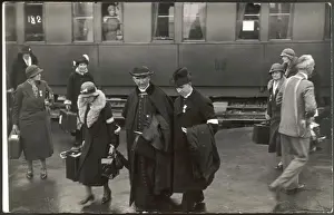 Victorian Era Travel Images Drucke: Arriving by Train