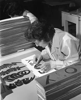 Female Factory Worker Drucke: Assembling a Sign