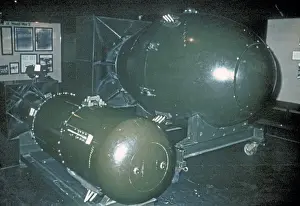 Drucke von Atombombe der Typen, die auf Hiroshima und Nagasaki abgeworfen wurden. Die 'Little Boy'-Uranbombe wurde auf Hiroshima abgeworfen und die 'Fat Man'-Plutoniumbombe wurde auf Nagasaki abgeworfen Der Alamo Drucke: Atom Bombs
