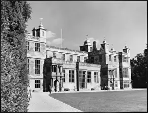 Drucke von Ein Sommerkriketmatch vor der Audleye-End-Haus, nahe Saffron-Walden in Essex, England. Errichtet von 1603 bis 1616 auf dem Standort des ehemaligen Benediktinerabtes Walden Laubheuschrecke Drucke: Haus Audley End