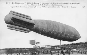Astronauten von der Astra Ville, einem Luftschiff aus dem Jahr 1908, besuchen die Stadt Paris.