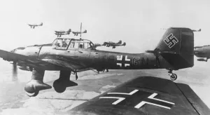 Drucke von Loslose Aufklärungsformation der Luftwaffe Junkers Ju-87B-2 Stuka von 5./StG 2 fliegt über Tmimi, Libyen Während des Zweiten Weltkrieges im Jahr 1940er Flugzeuge Und Luftfahrt Drucke: Stuka Junker Ju 87 B 2