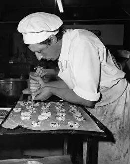 Baking Tray Images Drucke: Baker Baking Cakes