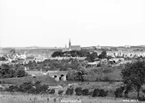 Drucke von Ballycastle - eine erhöhte Sicht der Stadt und des Bahnhofs. In dem Bild befindet sich ein Kirche und Brücke. (Standort: Nordirland, Grafschaft Antrim, Ballycastle) Datum: um frühes Jahrhundert 1900 Ballycastle Drucke: Ballycastle