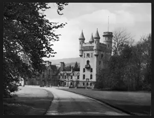 Balmoral Castle Drucke: Balmoral from Driveway