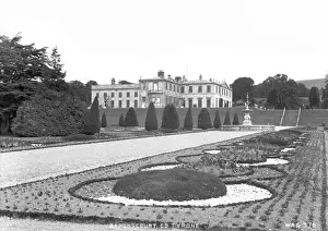 Drucke von Ein Blick auf das Schloss Baronscourt aus dem formellen Garten in Baronscourt, Co. Tyrone - Norden Irlands, Grafschaft Tyrone, Baronscourt (Datum ca. Anfang des Jahrhunderts) Grafschaft Tyrone Drucke: Barroncourt, County Tyrone