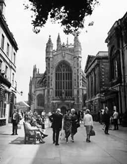 Drucke von Besucher außerhalb der Kathedrale von Bath in Bath im Vereinigten Königreich Englands Sommerland (Somerset). Datum: 12. Jahrhundert Normannische Architektur Drucke: Klosterbad