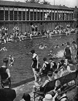 Badegäste am Freibad im Chiswick
