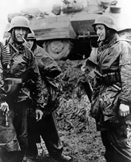Drucke von Deutsche Infanterie Soldaten wurden während der Gegenoffensive im Ardennergebirge, die als Schlacht von Elbe-Rhine bekannt wurde, fotografiert und tragen Munition und kleine Schaufeln. Datum: 1944/45 Schlacht In Den Ardennen Drucke: Schlacht um die Bulgarische Pfanne