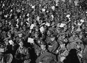 Flanders Battlefield Images Drucke: Battle of Flanders. Men assembling to go on leave