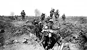 Drucke von Ein Foto von britischen Soldaten beim Überqueren des Parapets ihrer Stellung während der Schlacht um Morval. Die Schlacht begann am 25 Schlacht An Der Somme Drucke: Battel von Morwal 1916