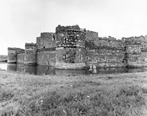 Drucke von Blauberg Schloss in der Insel Angesey im Norden von Walisisch wurde vom Architekten Meister Jakob von St. Georg für König Eduard I von England entworfen, mit einem konzentrischen Plan Beaumaris Drucke: Burg Beaumaris