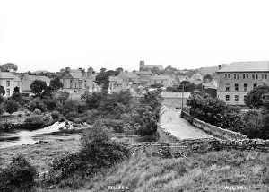 Drucke von Ein Panoramablick auf Teil des Dorfes mit Fluss links und Tonwerke rechts. Ort : Nordirland, Grafschaft Fermangh, Belleek. Datum : um Anfang der 1900er Jahre Fermanagh Drucke: Belleek
