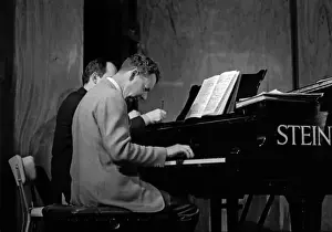 Benjamin Britten arbeitet an seinem Stück
