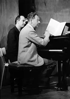 Benjamin Britten arbeitet am Score
