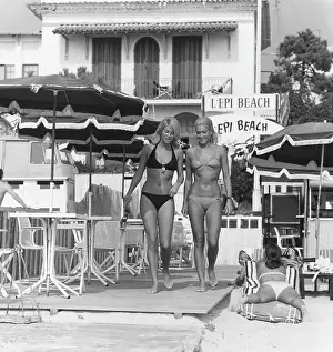 Bikiniblondinen auf der Halbinsel