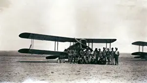Drucke von Ein Biplan im Wüstenraum mit Besatzung und Arabern, irgendwo im Irak Irak Drucke: Flugzeug mit Besatzung und Arabern im Wüstenland Irak