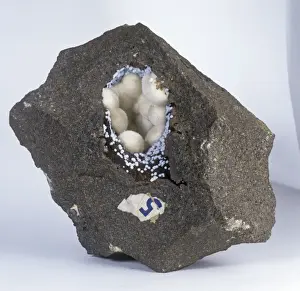 Extrusive Igneous Rocks Drucke: Black basalt lava