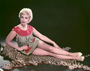 Blonde auf dem Leopelteppich