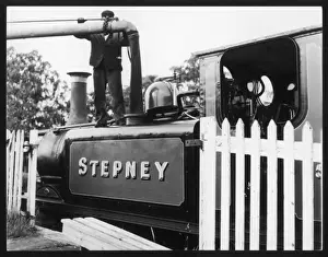 Drucke von Die Dampflokomotive Stepney nimmt Wasser auf der Bluebell Eisenbahn in Sheffield Park, Sussex, England Eisenbahn Drucke: Blauwaldbahn