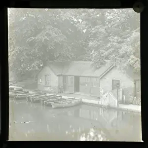 Leeds Drucke: Das Bootshaus am Rondhay-Park in Rondhay im Yorkshire