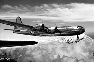 Drucke von Der Boeing B-29 Superfortress Prototyp aus dramatischem Blickwinkel während früher Testflüge Flugzeuge Und Luftfahrt Drucke: Die Boeing-B-29-Superfortress-Vorlage aus einem dramatischen Asp
