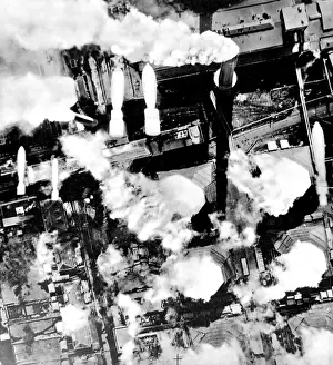 Royal Air Force Bomber Drucke: Bombs falling on Knapsack Power Station; Second World War, 1
