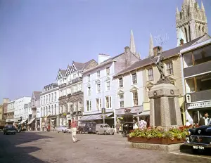 Truro Drucke: Boscauwen Straße mit Kriegsdenkmal in Truro im Vereinigten Königreich Großbritannien und Nordirland