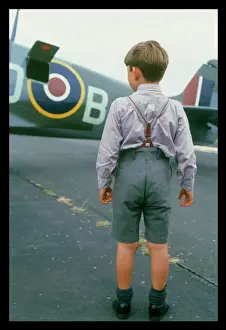 Spitfire Drucke: Junge bewundert Supermarine Spitfire