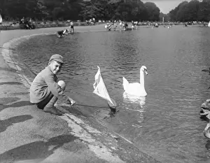 Serpentine Lake London Drucke: Boy Sailing a Boat