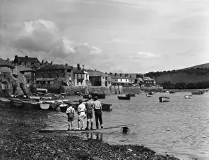 Devon Coast Drucke: Boys on the beach at Salcombe, Devon