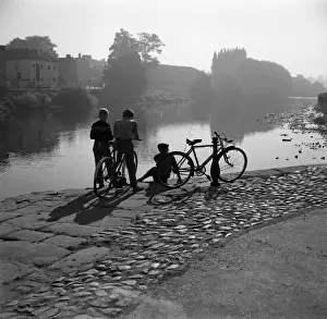 Jungen mit Fahrrädern vor der Bewdley Brücke