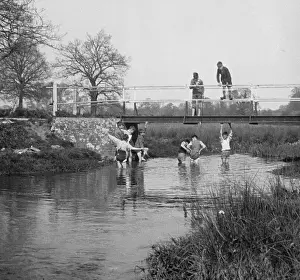 Jungen im Fluss und auf der Brücke