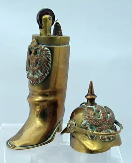 WWI Memorabilia Drucke: Brass lighter in the form of a jackboot, WW1