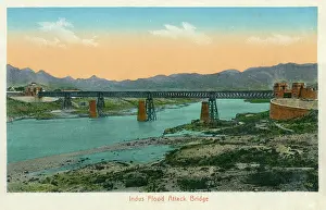Drucke von Befestigter Nordwestbahnbrücke über den Fluss Indus, die im Jahr 1880 in Attock (früher Campbellpur) erbaut wurde, eine Stadt an der nördlichen Grenze des Provinzbezirks Punjab von Pakistan Pakistan Drucke: Brücke über den Fluss Indus in Attock, Pakistan