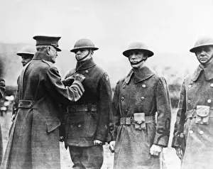 Drucke von Brigadier General Douglas Macarthur (1880-1964), amerikanischer Heeroffizier der 84. Brigade, 42 Medaillen Und Orden Drucke: Befehlshaber Brigadegeneral MacArthur erhält DMH von Pershing