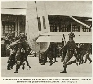 Drucke von Fliehende aus einem Transportflugzeug nach Ankunft am Flughafen Anduki: Kommando-Troopenteile der Queen's Own Highlanders Verwandte Bilder Drucke: Der britische Angriff auf Rebellen im Sultanschaft von Brunei
